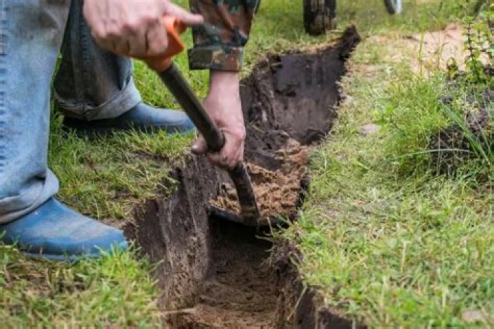 How do you dig a trench with a spade